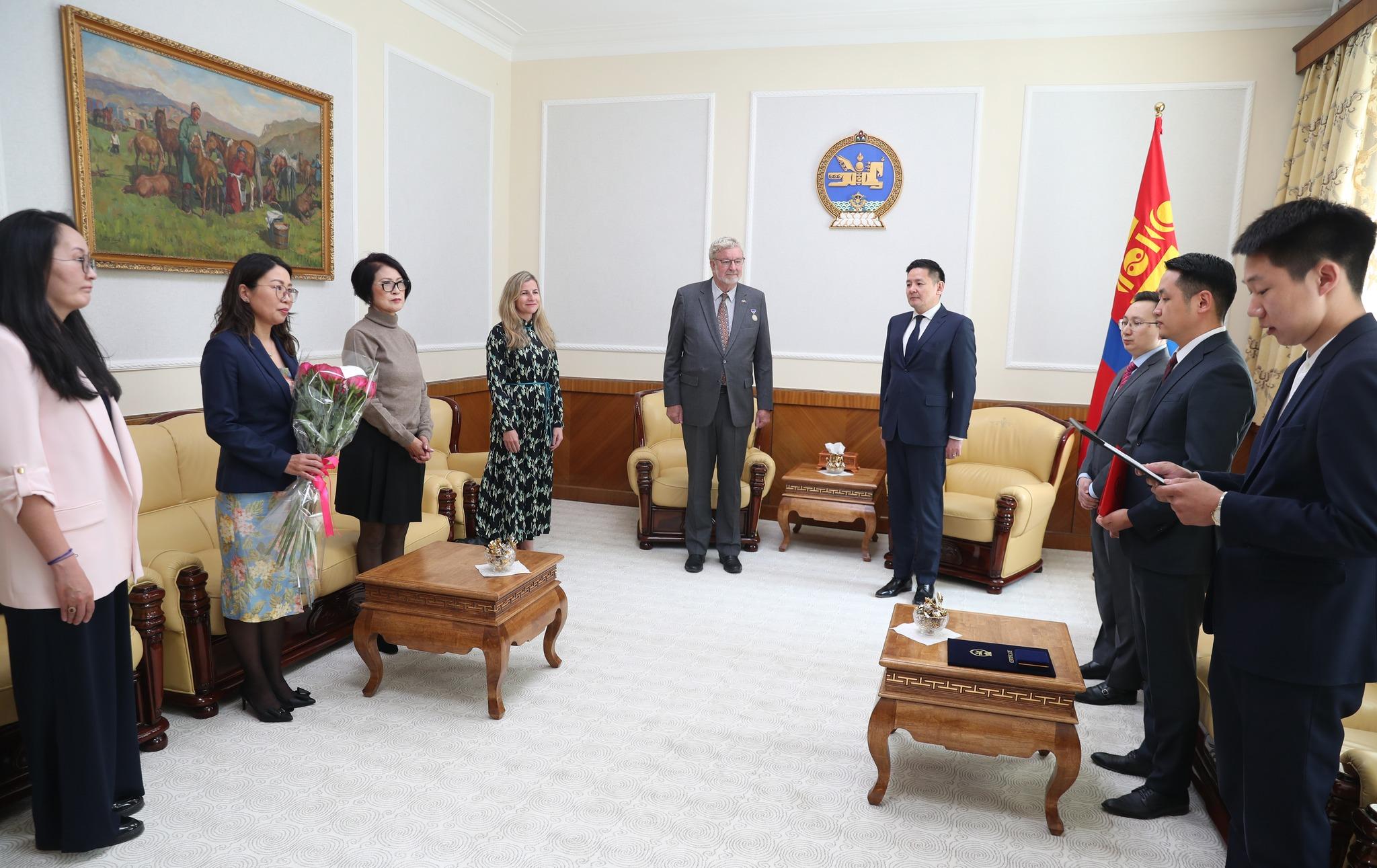 Элчин сайд Алтан гадас одонгоор шагнуулав