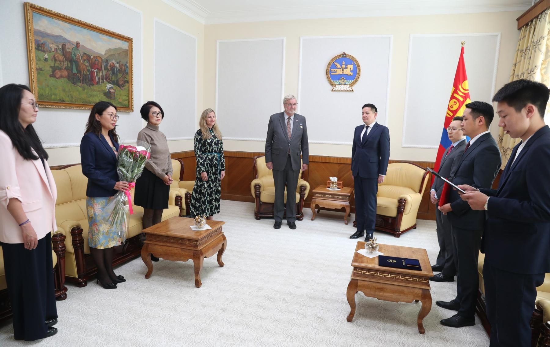 Элчин сайд Алтан гадас одонгоор шагнуулав